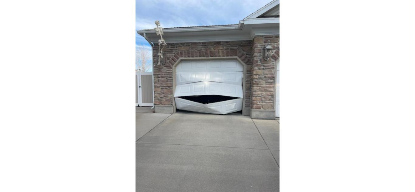 Garage door repair Syracuse Utah - door damaged by cold weather wear
